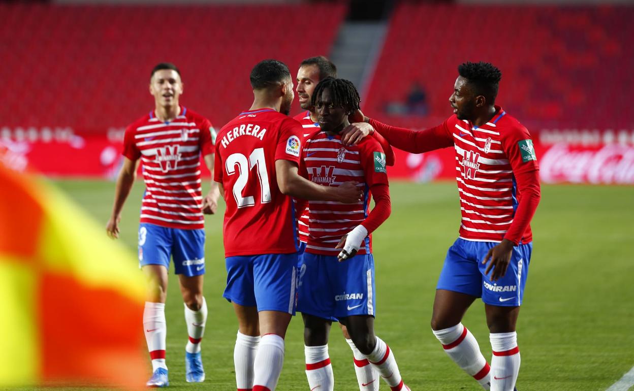 Domingos Quina, felicitado tras su gol. 