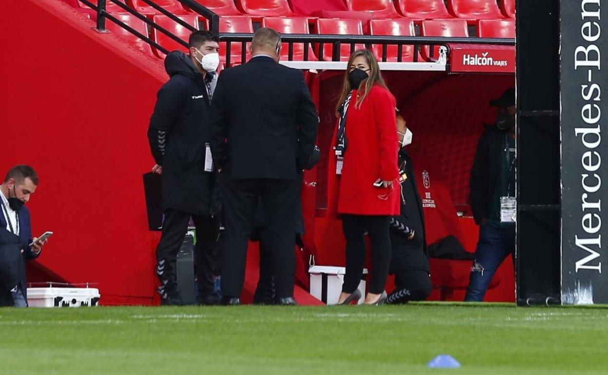 Patricia Rodríguez, junto al responsable de seguridad Rubén Muros, saluda a un integrante del Elche antes de iniciarse el partido. 