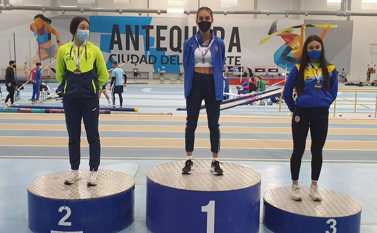 Andrea de la Rosa, en lo más alto del podio de 200 metros lisos femeninos. 
