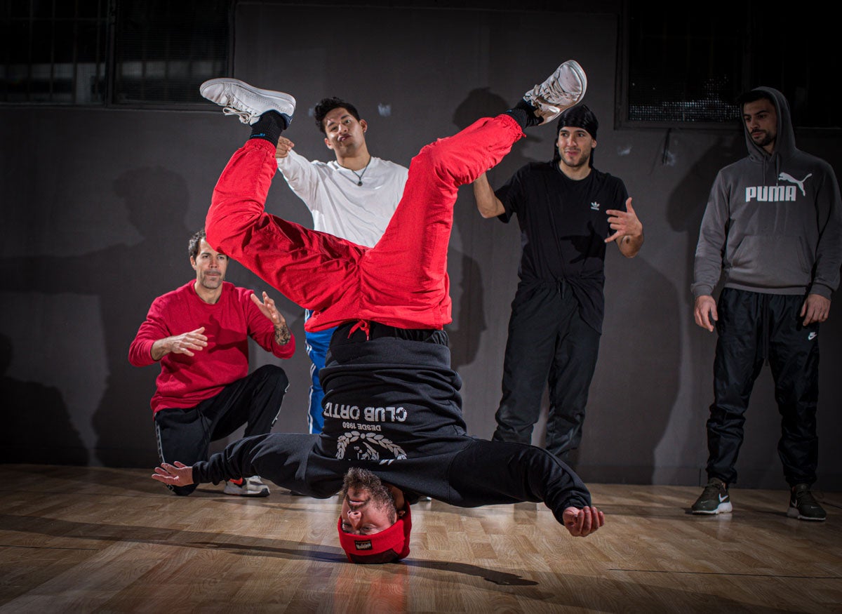 Practicantes granadinos de breakdance, en acción.