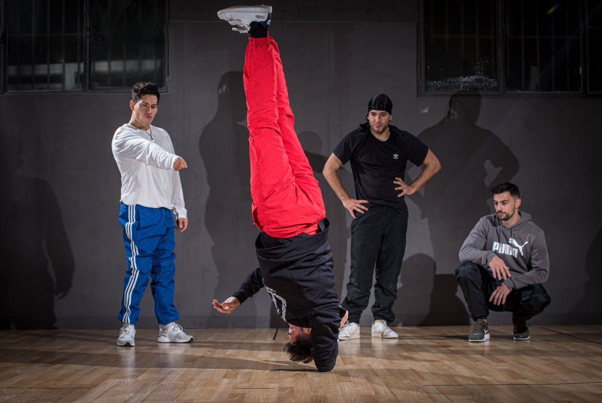 Practicantes granadinos de breakdance, en acción.