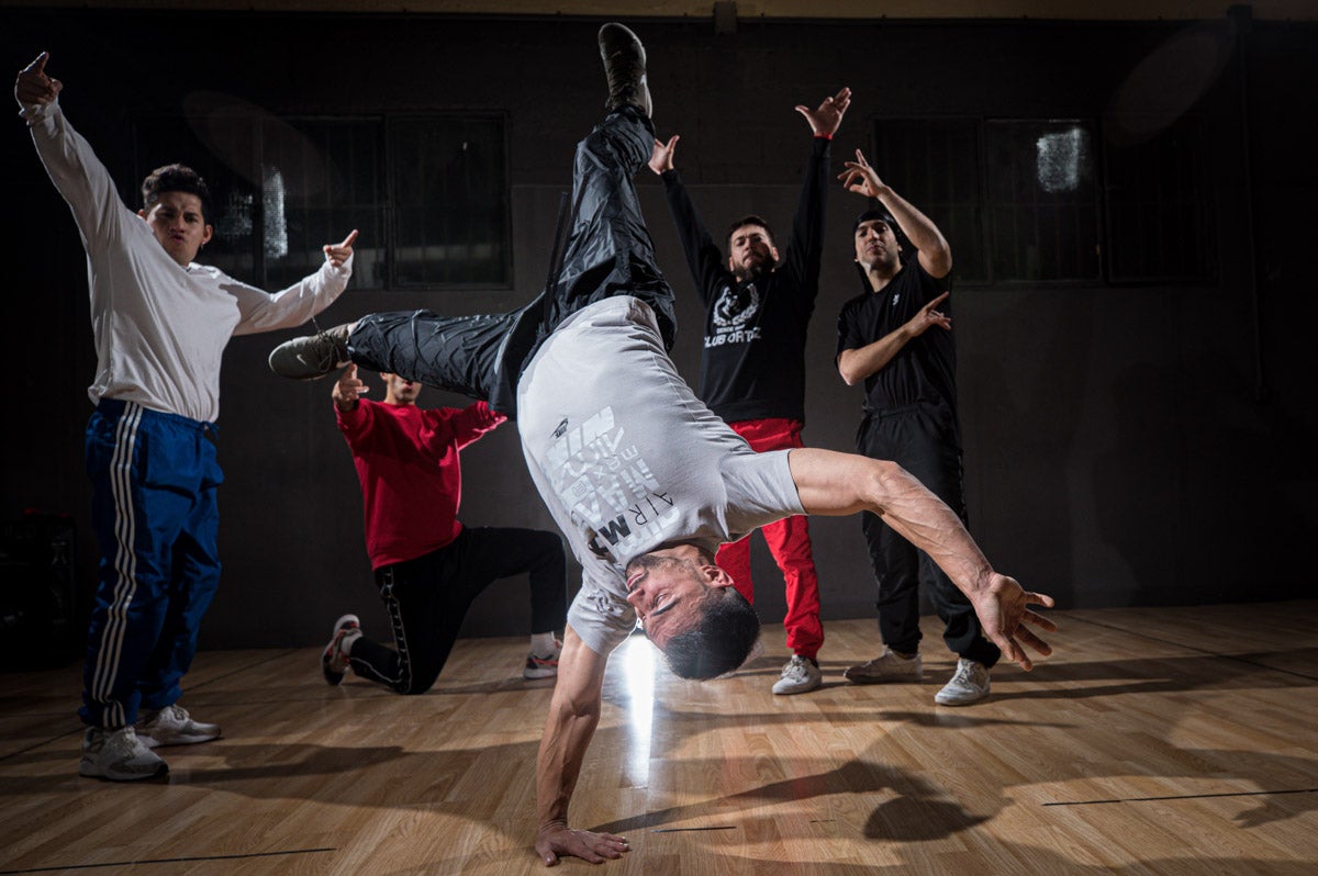 Practicantes granadinos de breakdance, en acción.