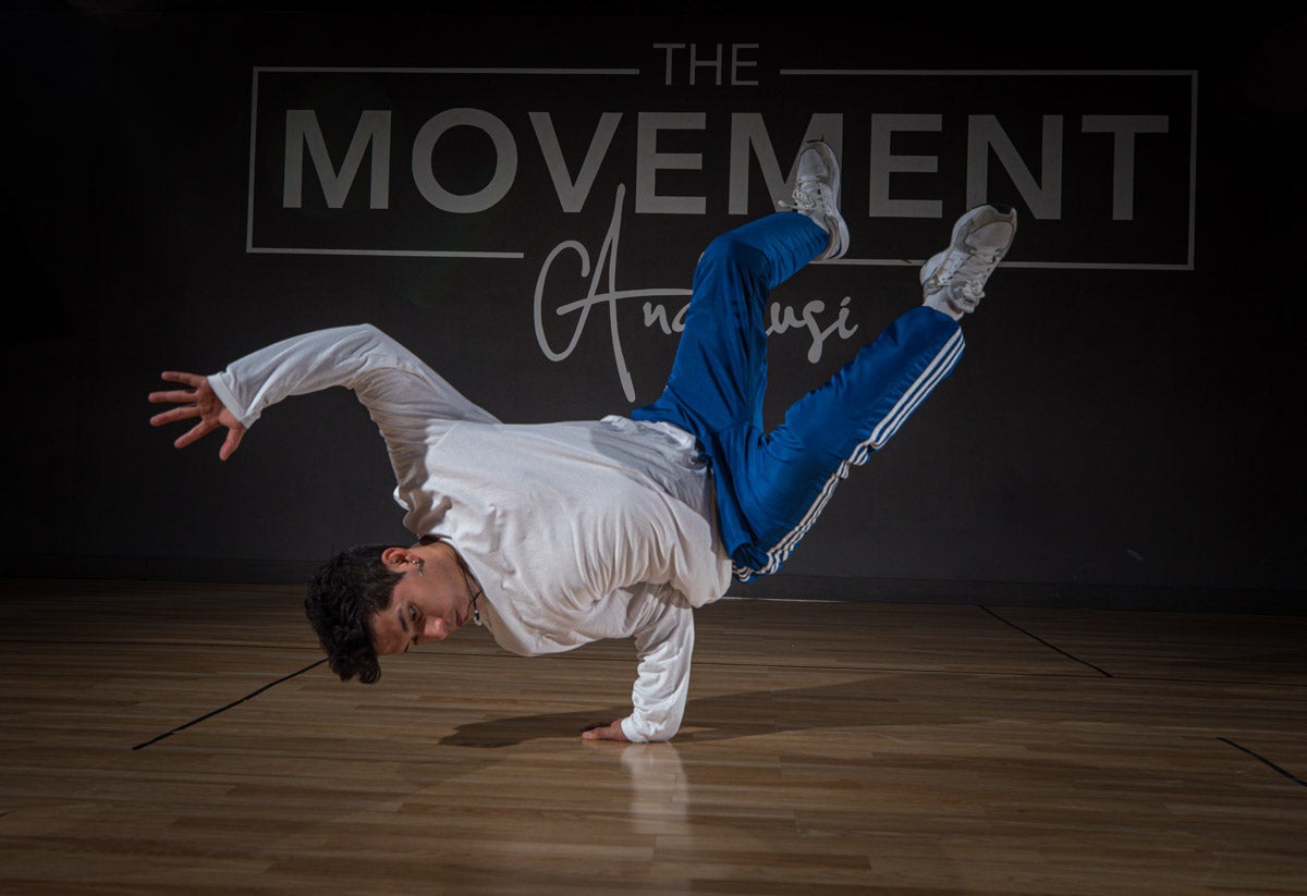 Practicantes granadinos de breakdance, en acción.