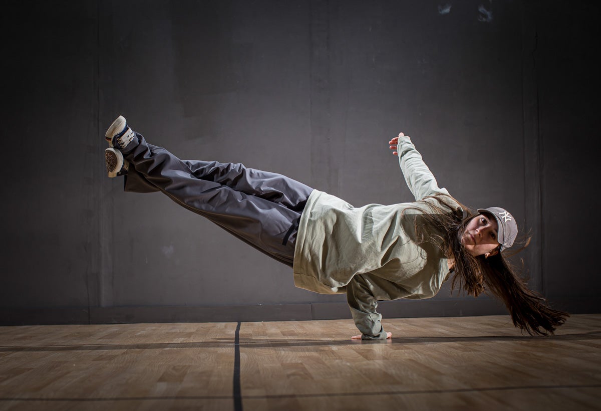 Practicantes granadinos de breakdance, en acción.