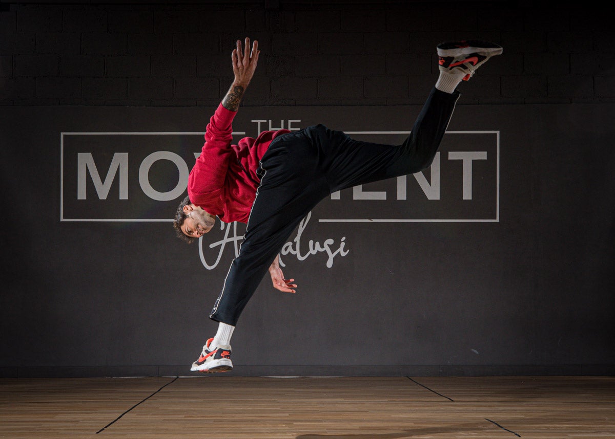 Practicantes granadinos de breakdance, en acción.