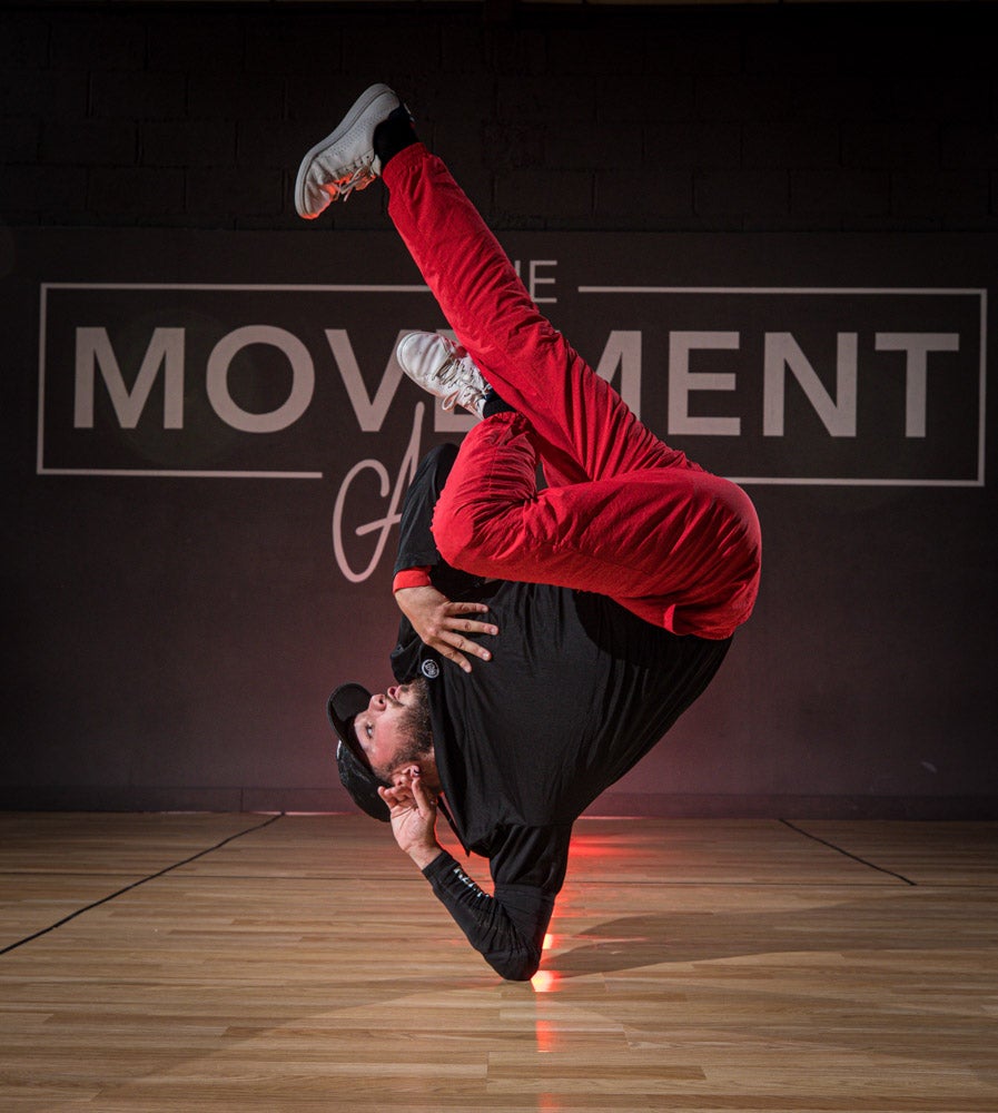 Practicantes granadinos de breakdance, en acción.