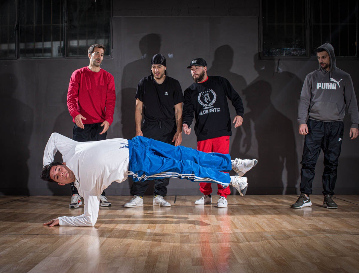 Practicantes granadinos de breakdance, en acción.