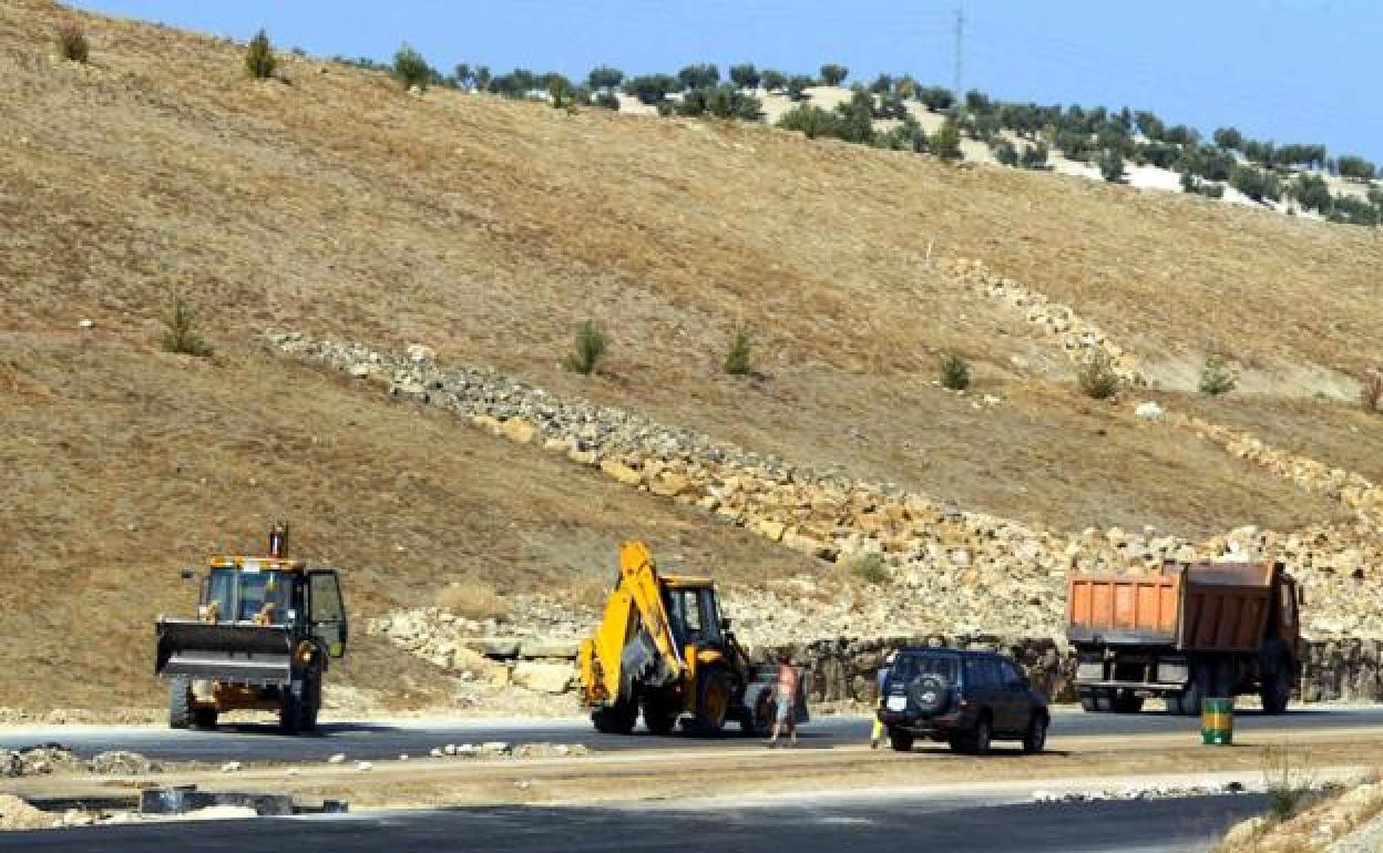 Obras de la Diputación en una carretera jienense.