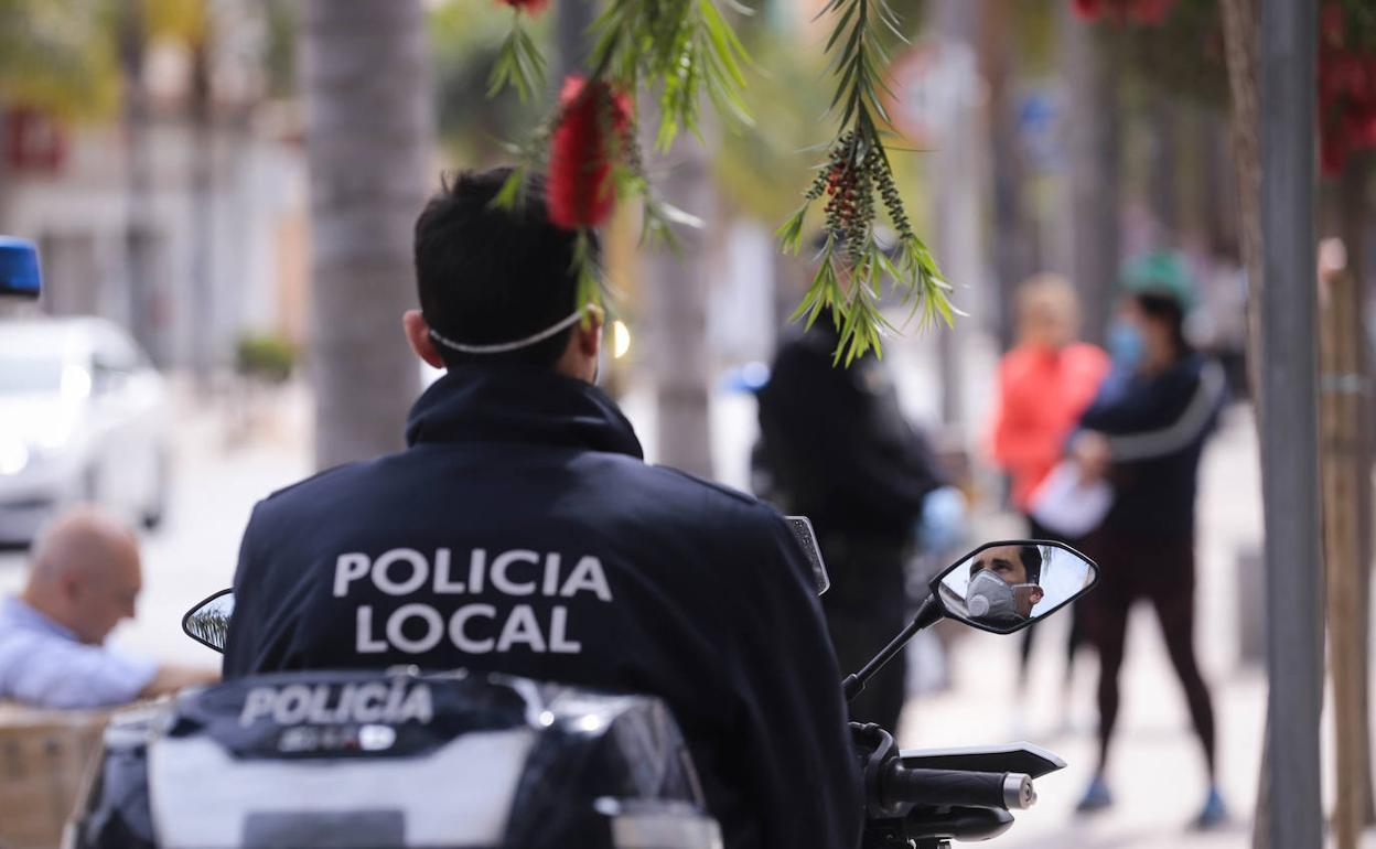 Una intervención policial termina con dos detenciones y un altercado vecinal en Huerta Carrasco