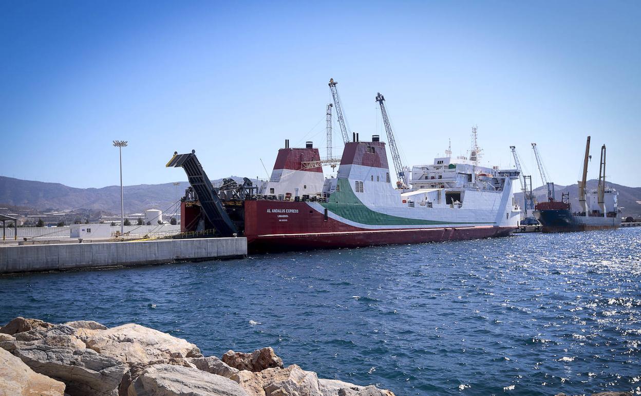 El puerto de Motril retoma tres líneas un año después de que la covid las suspendiera