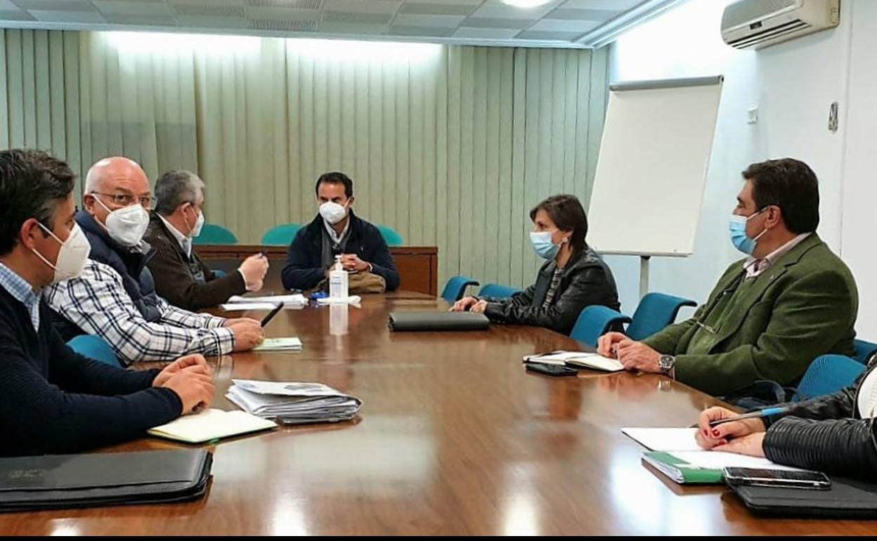 Reunión de representantes del sector con la delegada de Agricultura. 