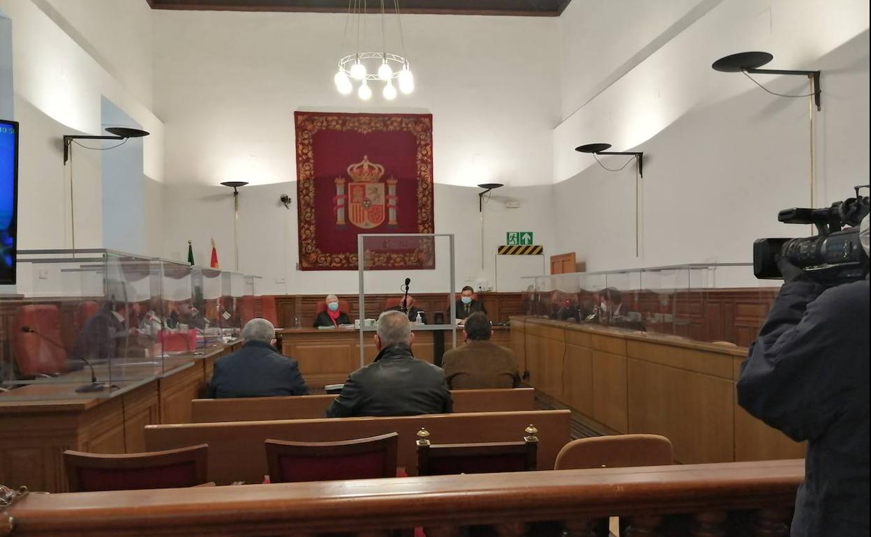 El exregidor, el primero por la izquierda, ayer, en el banquillo de los acusados de la Audiencia. 