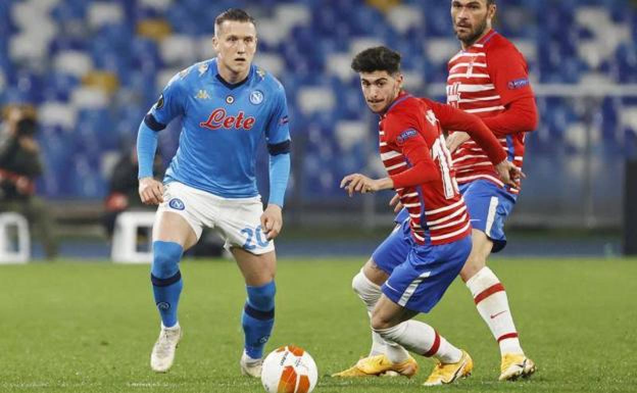 Carlos Neva, en el partido de Nápoles, minutos antes de caer lesionado. 