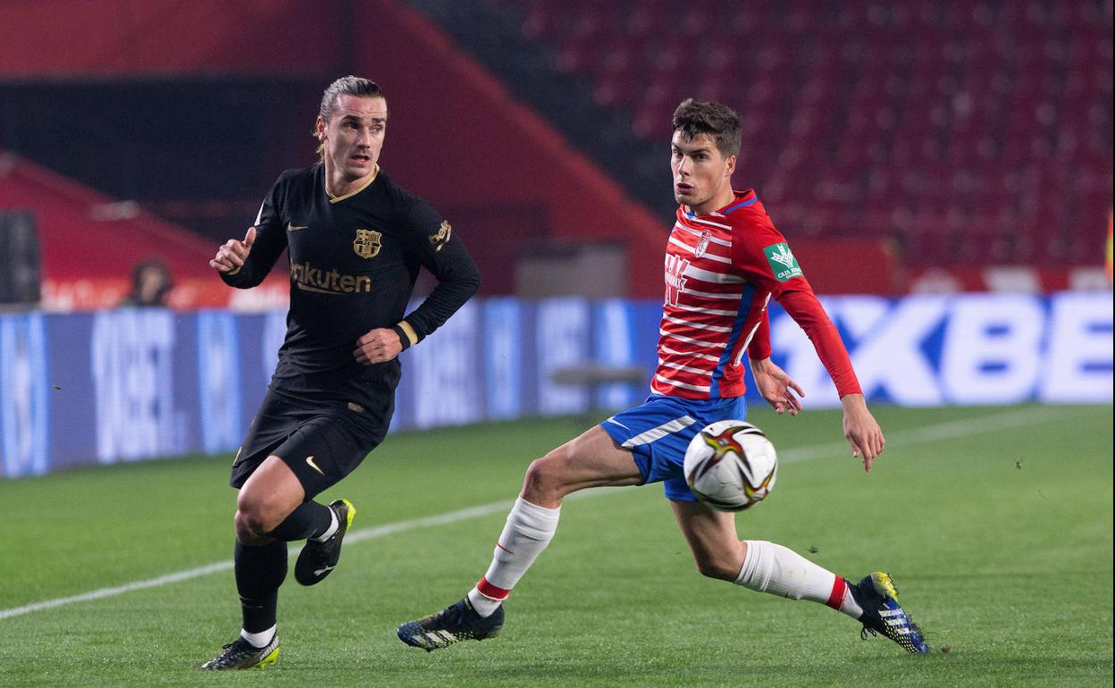 Soro ante Griezmann en el partido de Copa. 