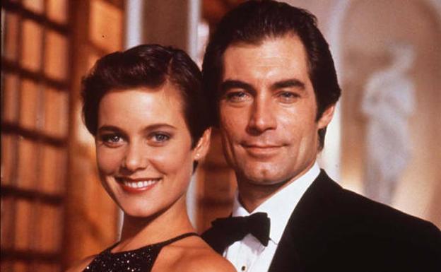 Dalton como Bond en 'Licencia para matar', con su compañera de reparto Carey Lowell. 