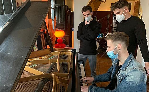 Jazari en el estudio de Carlos Díaz. 