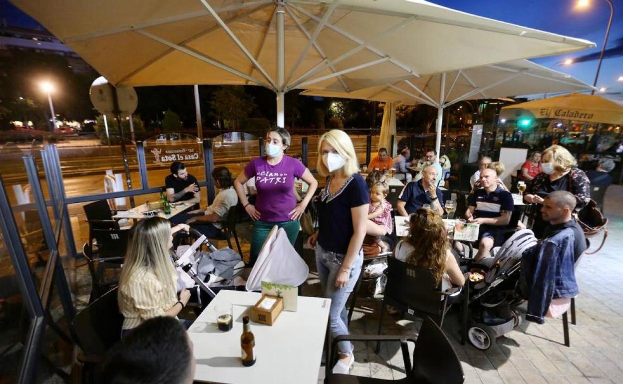 Medidas en Andalucía | Dimite un concejal de un pueblo andaluz por estar en un bar fuera del horario permitido