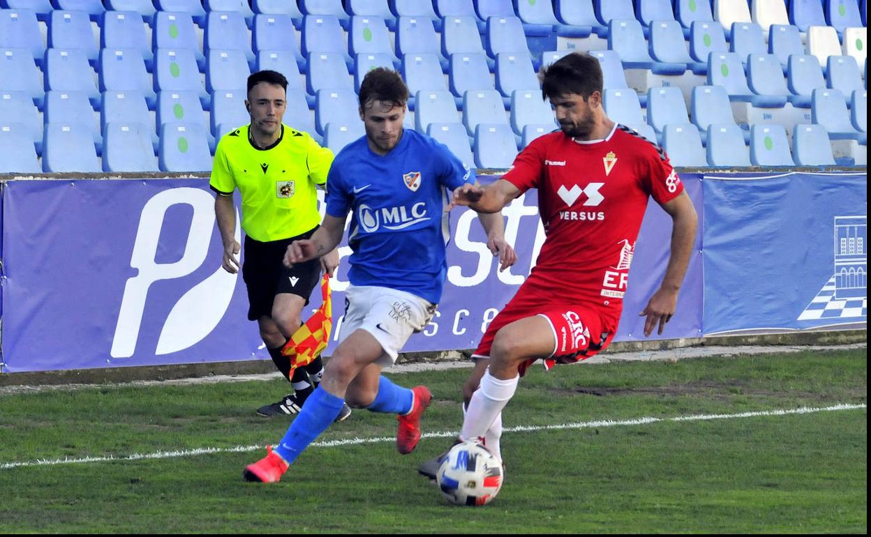 Dani Perejón persiguiendo a un rival murciano momentos antes de la lesión. 