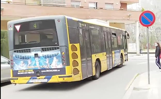 Una joven sin carnet de conducir evita un accidente al ponerse al volante de un autobús