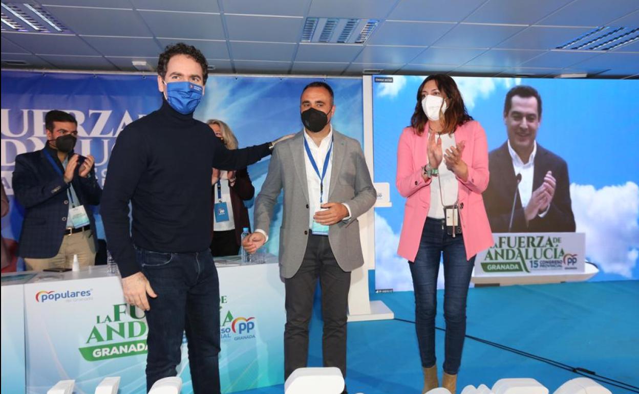 Francisco Rodríguez, flanqueado por Teodoro García y Loles López. 