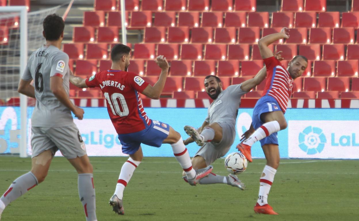 Lance del partido de la primera vuelta entre Granada y Athletic de Bilbao.