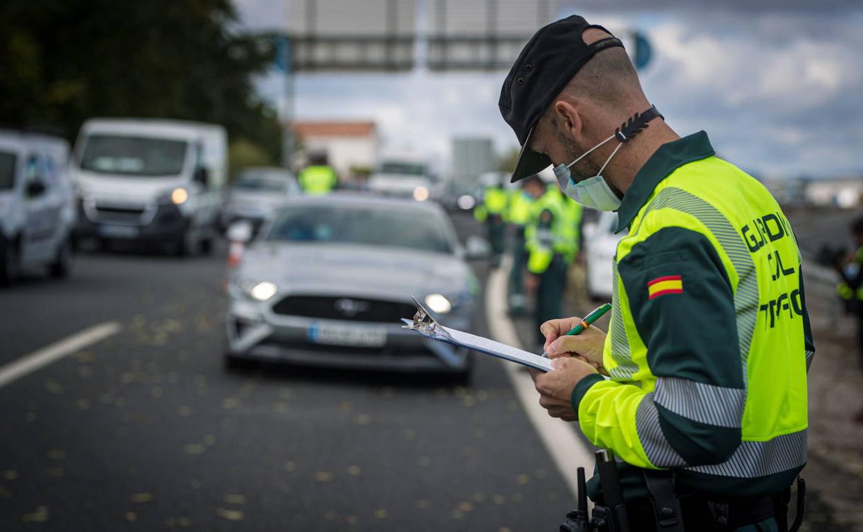 Un agente de la Guardia Civil, en un control de tráfico para velar por que se respeten las restricciones a la movilidad.