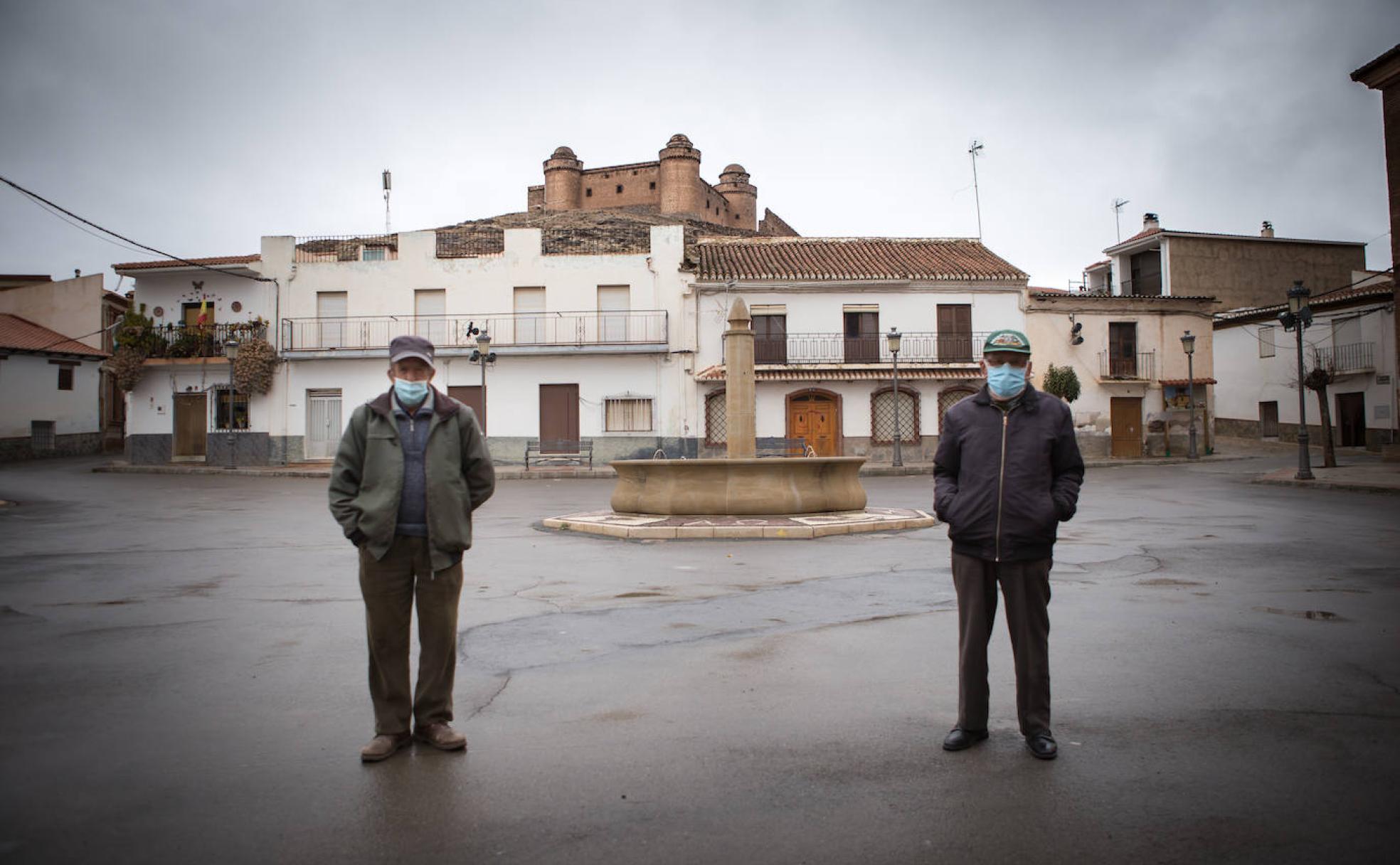 José Antonio y Francisco, en la plaza del Ayuntamiento de la Calahorra, con el castillo al fondo. 
