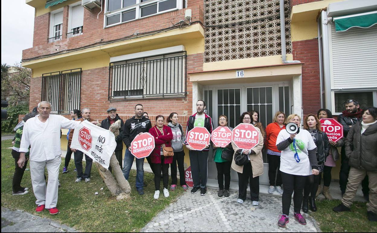 Una protesta contra un desahucio en la Costa en 2017.