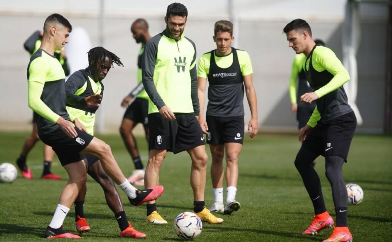 Los futbolistas del Granada hacen un rondo en un entrenamiento. 