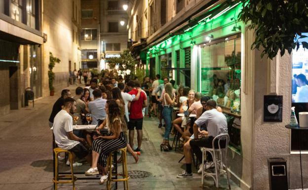 Una terraza de un bar de Granada durante el pasado verano. 