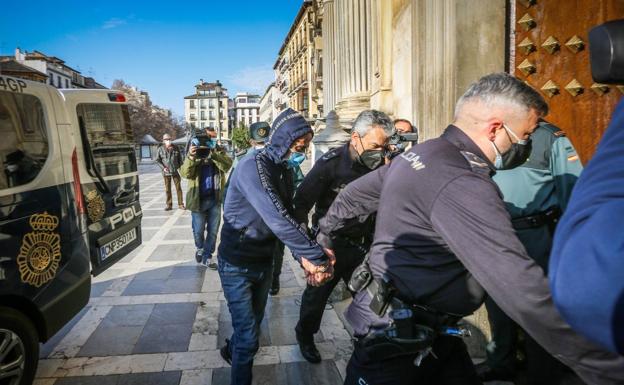 El acusado de asesinar a Leyre afirma que el cuchillo lo tenía ella y se lo clavó «al perder el control del coche»