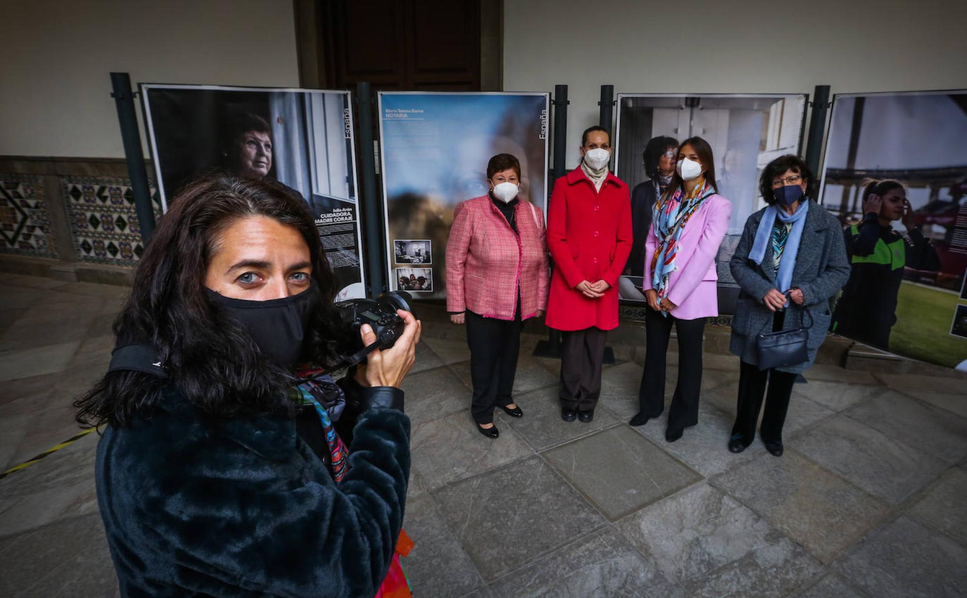Susana Girón posa con su cámara junto a las cuatro granadinas que ha retratado: Julia Arán, María Teresa Barea, Laura Pérez y Ángeles Mora. 