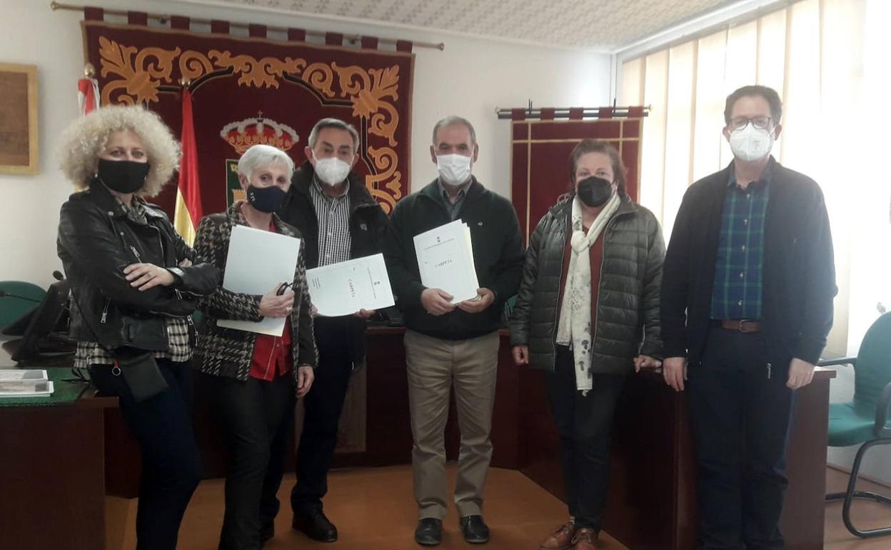 Representantes del Ayuntamiento, del museo y familiares del artista Casaubón. 