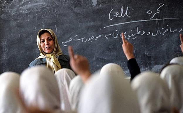 Una profesora en pleno ejercicio de la docencia en Afganistán. 