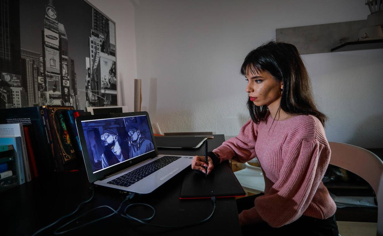 La joven artista granadina, en su estudio.