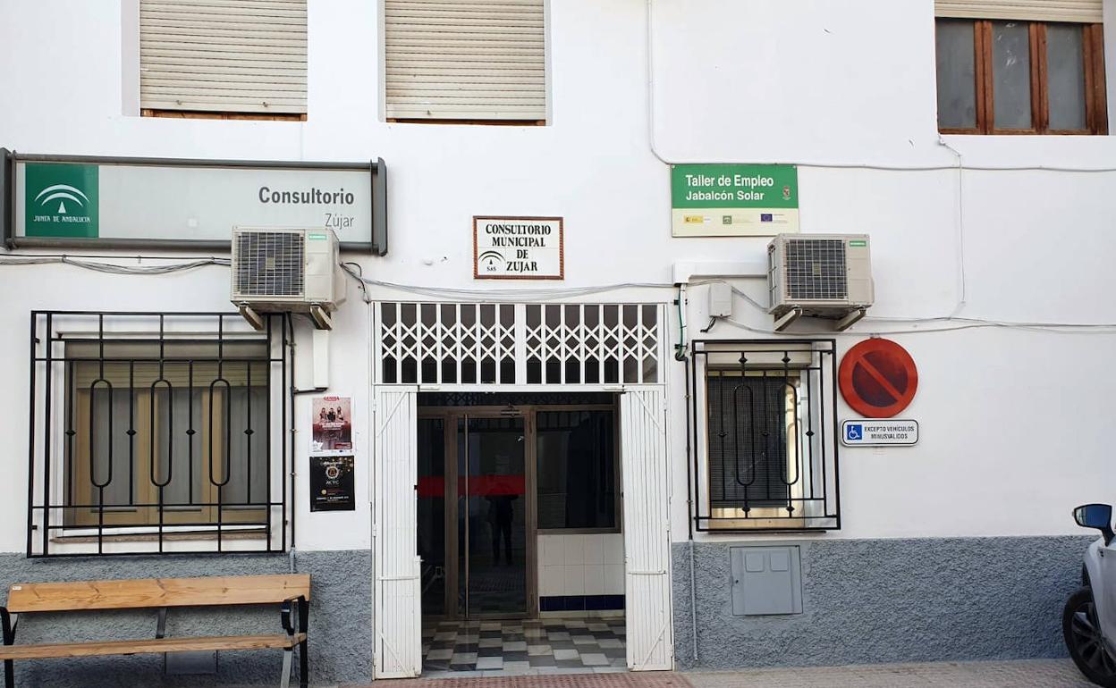 El consultorio de Zújar, donde un aviso recuerda a los usuarios que no deben acudir salvo que sea estrictamente necesario o tengan cita asignada.