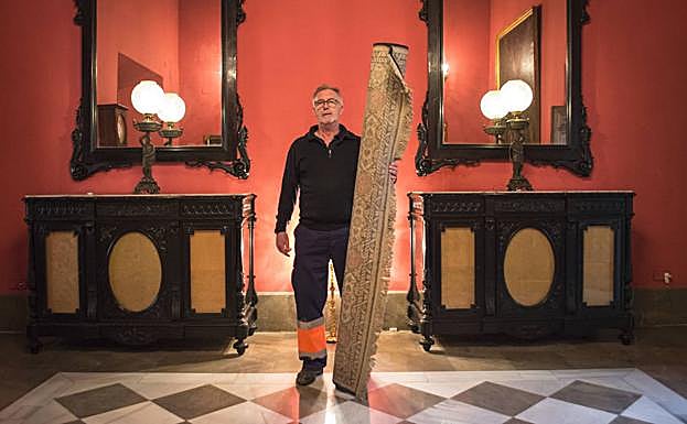 Este veterano limpiador se encarga de la limpieza anual de las alfombras y de sacar brillo al suelo. 