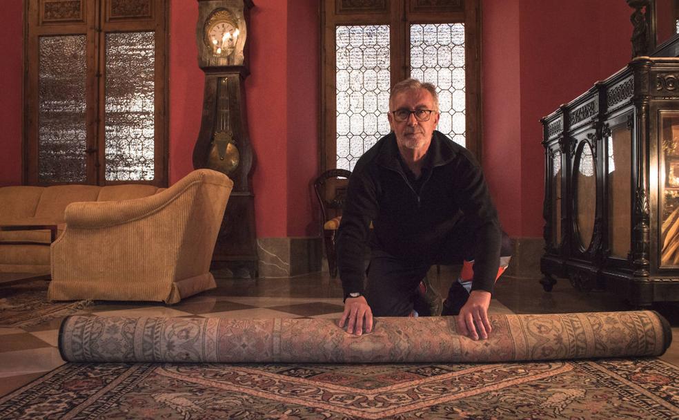 Juan enrolla una de las alfombras del palacio, donde cada día limpia sus tres patios. 