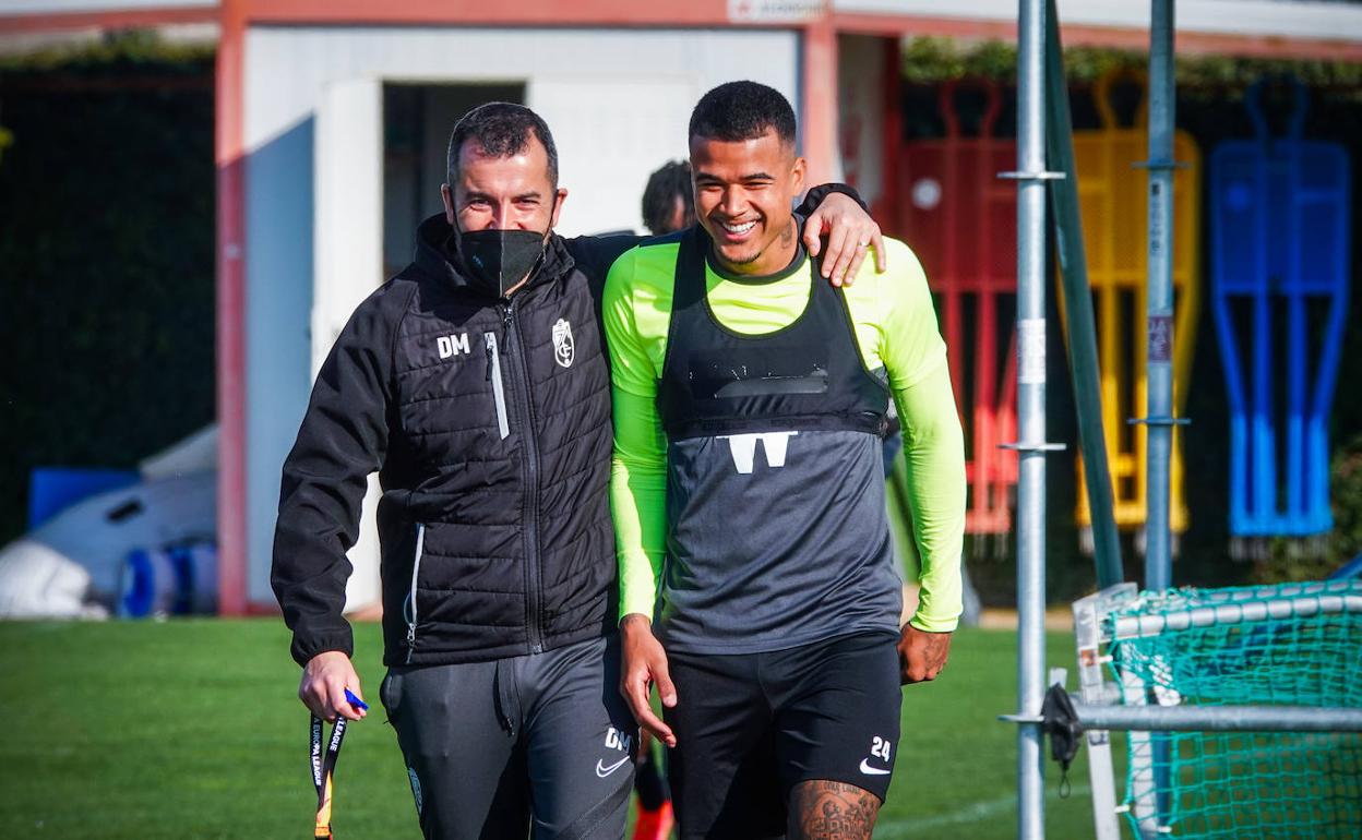Diego Martínez echa el brazo por encima a Kenedy mientras salen al entrenamiento. 