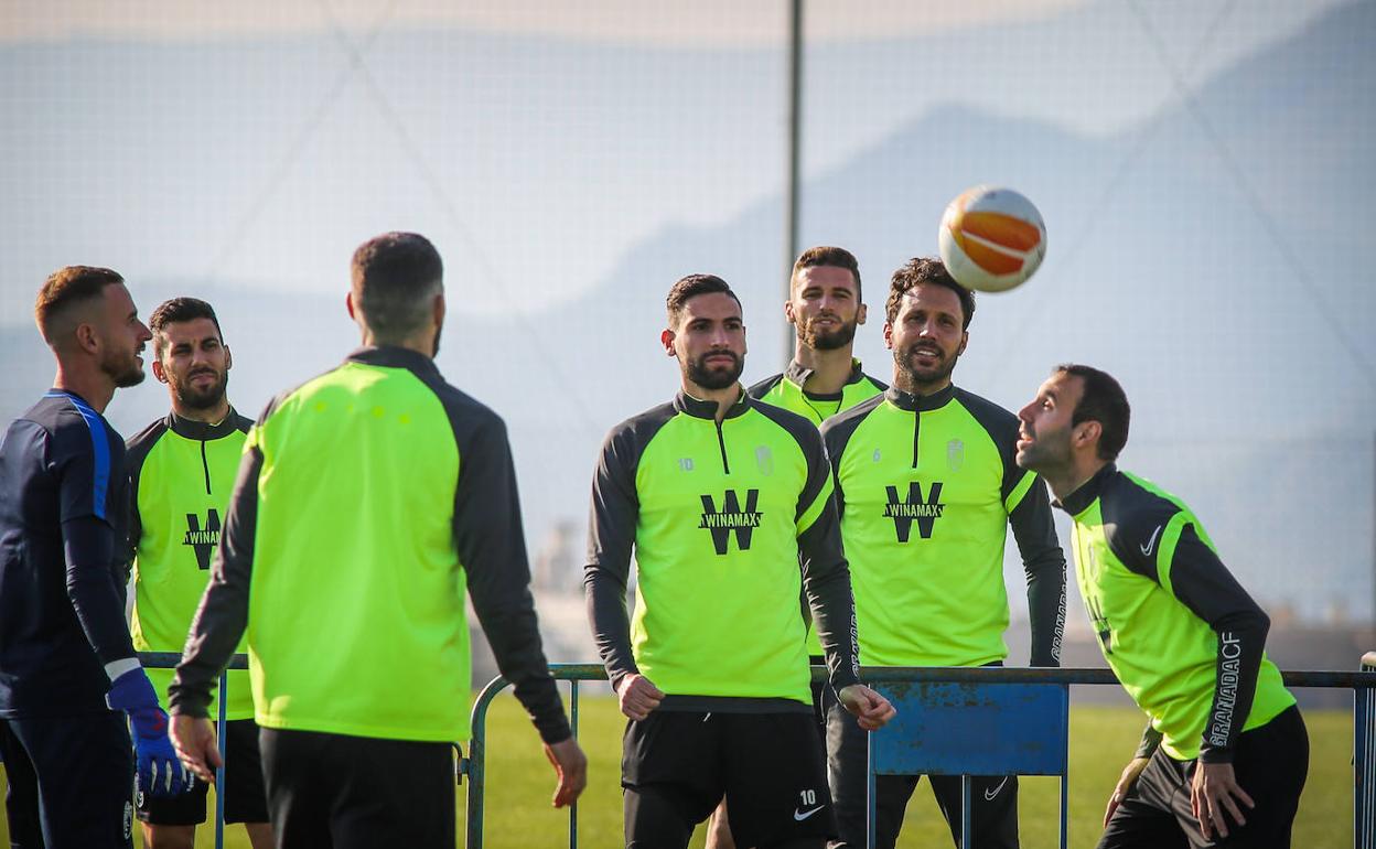 Víctor Díaz cabecea. 