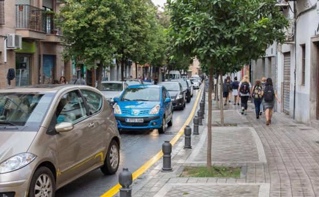 Imagen principal - Los vecinos se han manifestado contra el tráfico en el eje Pavaneras-Molinos. El parque del Cuarto Real de Santo Domingo sigue cerrado al público. El botellón en la Cuesta del Perro Baja genera tensiones con los vecinos. 