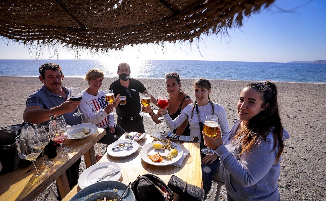 Los hosteleros de la Costa celebran la ampliación del horario, pero piden aumentar el toque de queda