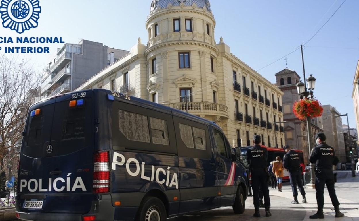 Cae una experimentada banda de ladrones que robaba en negocios del centro de Granada burlando las alarmas