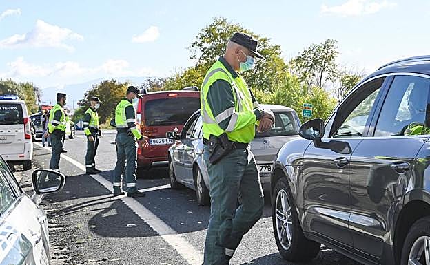 Se estrella contra una casa en Granada huyendo de la Guardia Civil por saltarse el toque de queda y acude al cuartel a denunciar el robo del coche