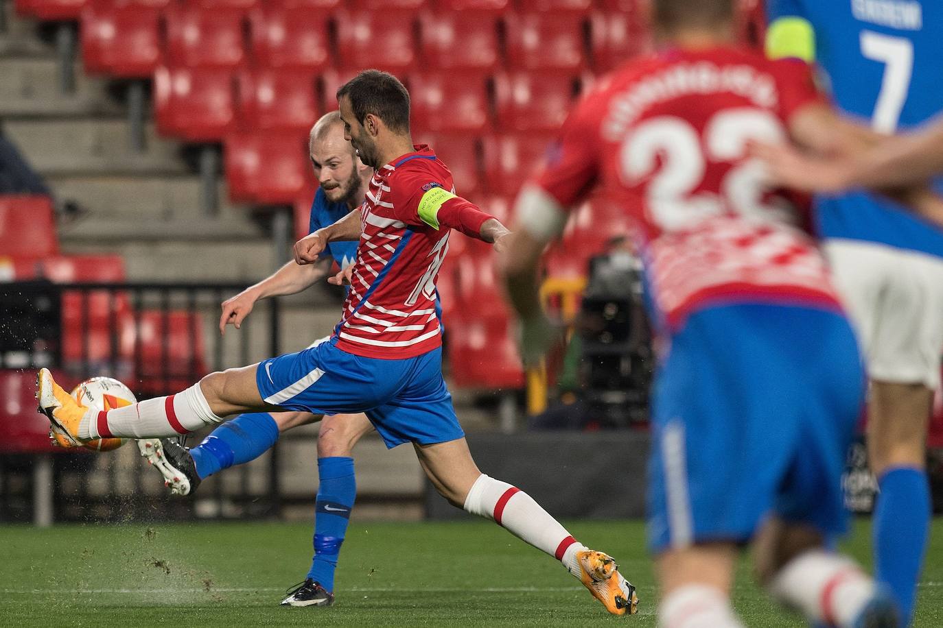 Fotos: Las mejores imágenes del partido Granada-Molde de Europa League
