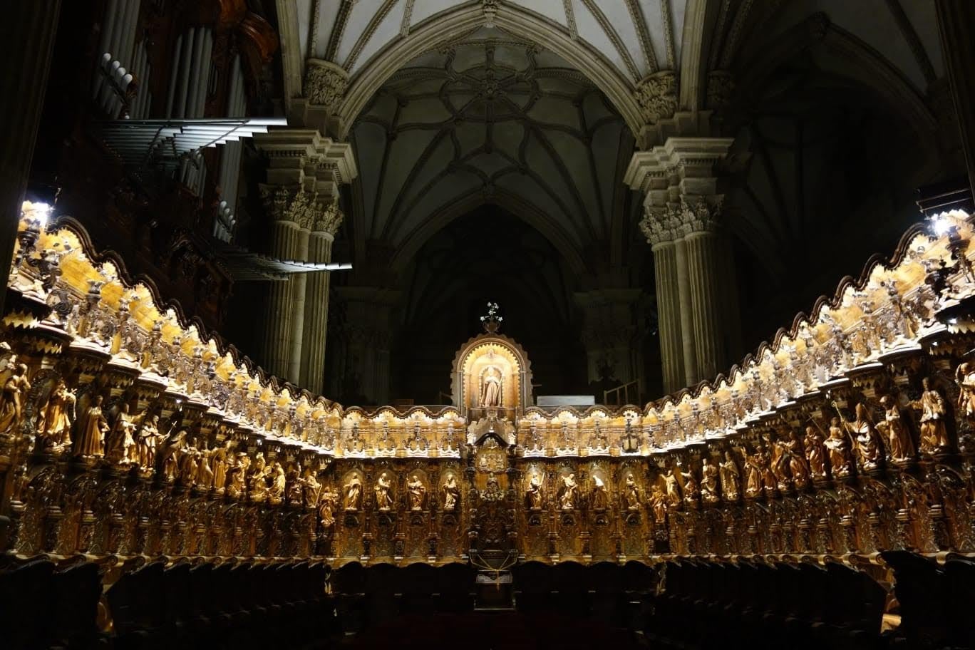 Sillería del coro de la Catedral de Guadix, donde Asenjo ha realizado cuarenta esculturas en madera de cedro. 