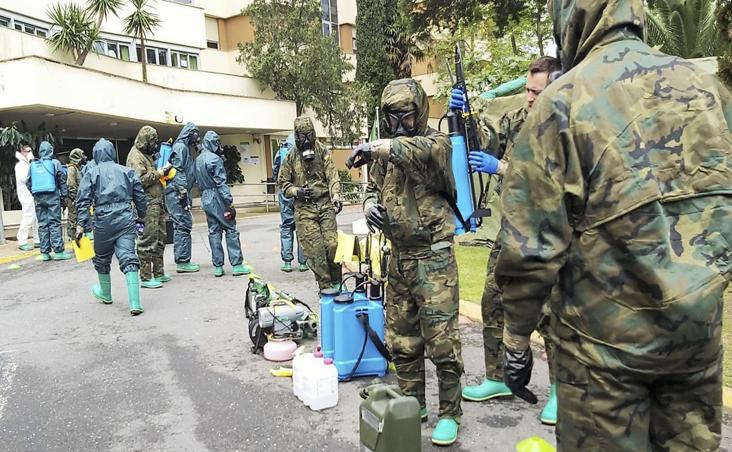 Parte de la compañía de Defensa Nuclear, Biológica y Química de la Brigada 'Extremadura' XI de Bótoa durante una de sus misiones. 