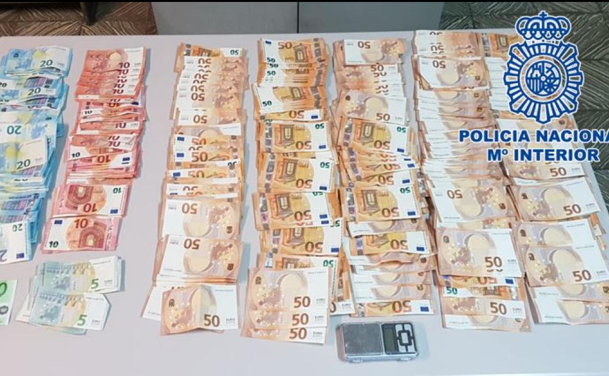 La Policía encuentra 15.000 euros escondidos por todo un piso del Zaidín en una operación contra la maría. 