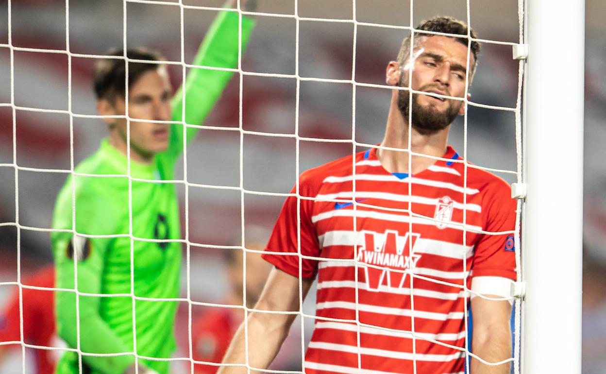 El central portugués lamenta un cabezazo que se le marchó desviado. 