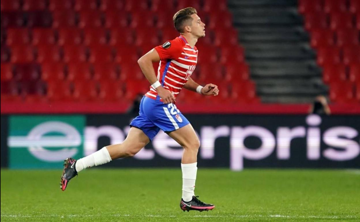 El granadino Isma Ruiz entra al terreno de juego a falta de diez minutos para el final. 